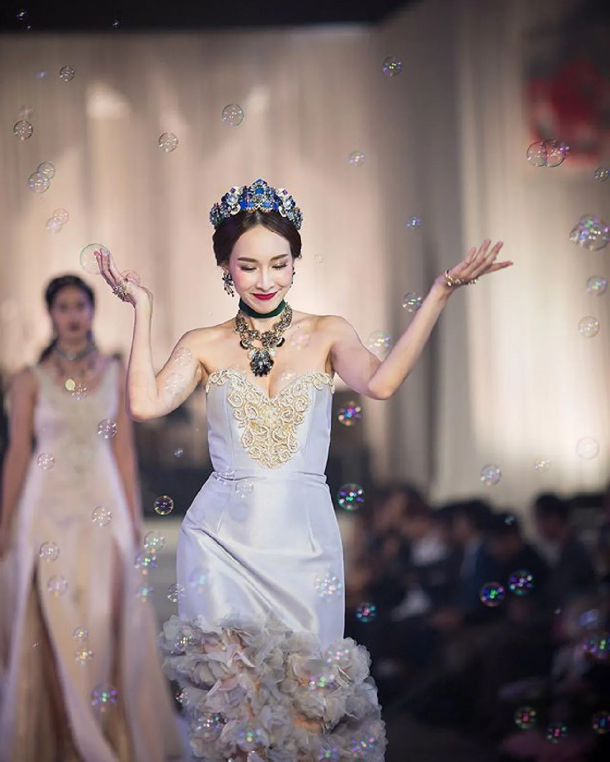 หรูเริ่ดอลังการ! เอ ศุภชัย ขนกองทัพซุปตาร์ประชันแซ่บบนแคทวอล์ค