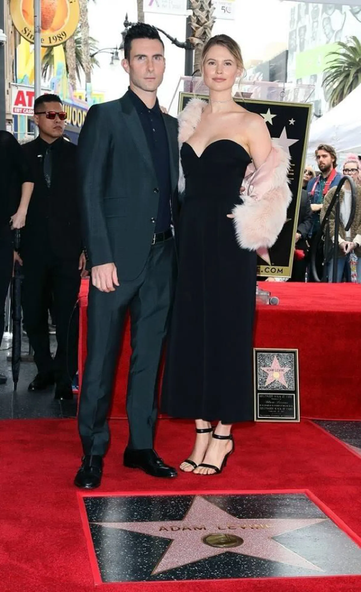 อดัม เลอวีน อุ้มน้องดัสตี้โรส ร่วมพิธีจารึกชื่อบน Hollywood Walk of Fame