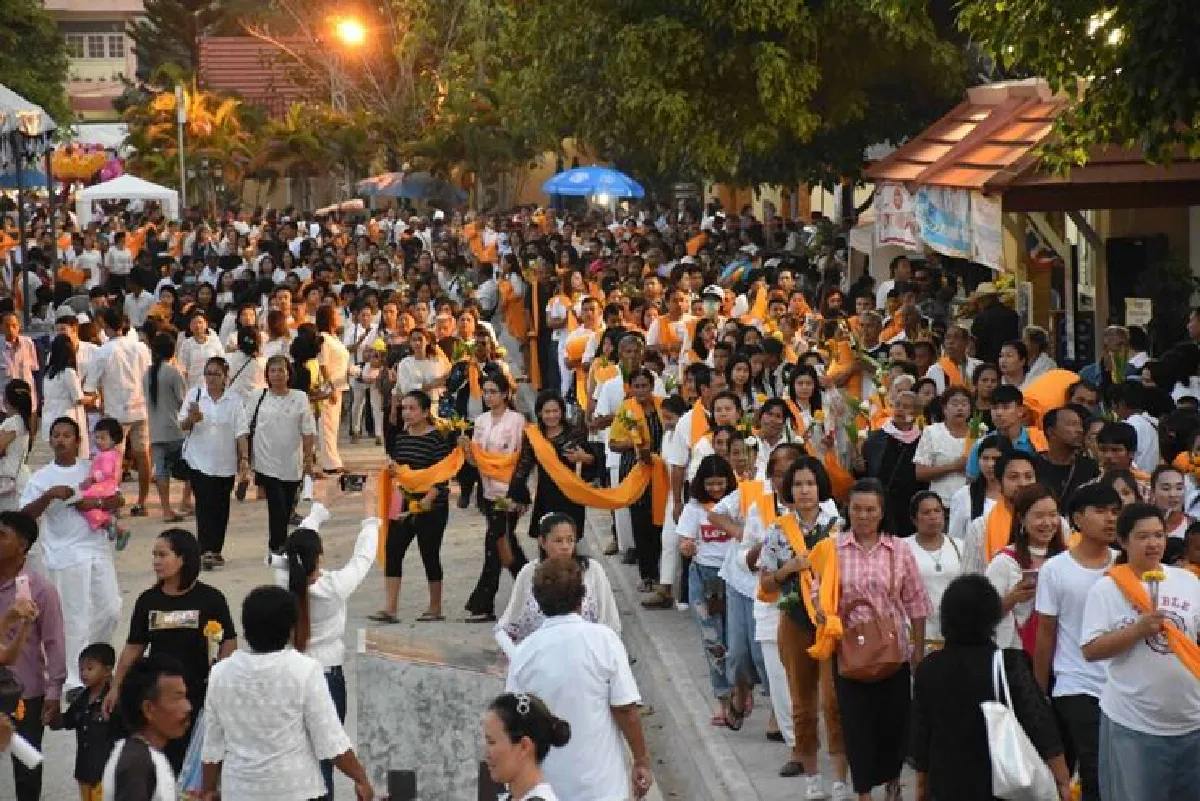 งานมาฆบูชาแห่ผ้าขึ้นธาตุเมืองคอนคนแน่นวัดพระมหาธาตุ