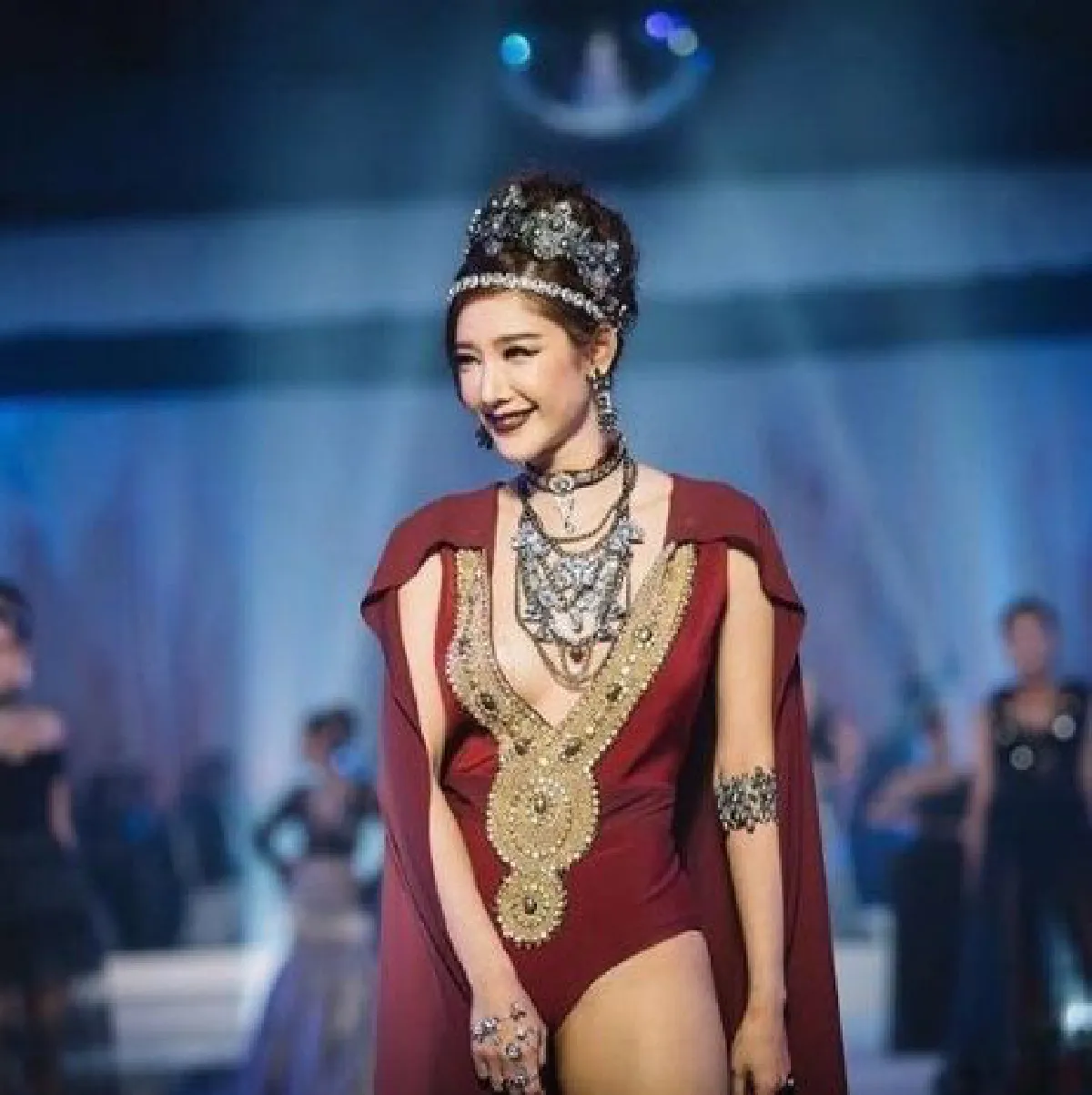 ร้อนฉ่าทุกองศา!"แตงโม"อวดชุดแดงสุดเซ็กซี่บนรันเวย์