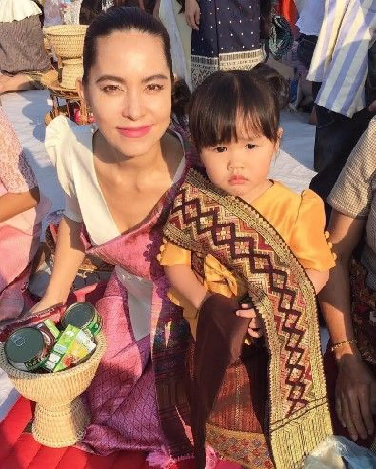 สวยอมตะ! "มาช่า"สวมชุดพื้นเมืองทำบุญมาฆบูชาที่เวียงจันทน์