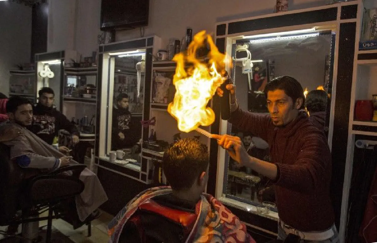 บาร์เบอร์ไฟลุก! เมื่อช่างผมปาเลสไตน์ใช้เปลวไฟแต่งผมลูกค้า