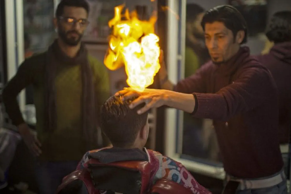 บาร์เบอร์ไฟลุก! เมื่อช่างผมปาเลสไตน์ใช้เปลวไฟแต่งผมลูกค้า