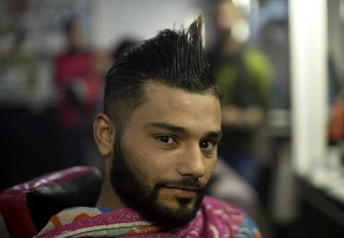 บาร์เบอร์ไฟลุก! เมื่อช่างผมปาเลสไตน์ใช้เปลวไฟแต่งผมลูกค้า