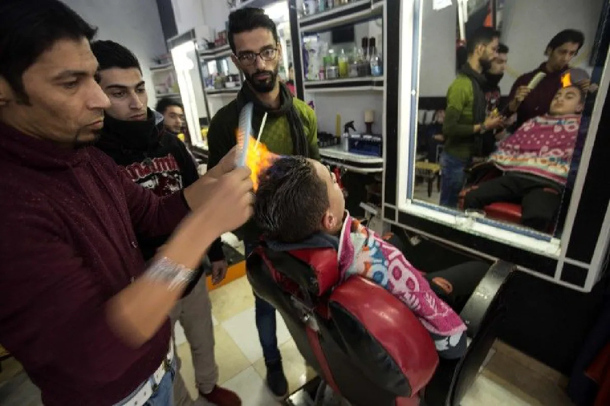 บาร์เบอร์ไฟลุก! เมื่อช่างผมปาเลสไตน์ใช้เปลวไฟแต่งผมลูกค้า