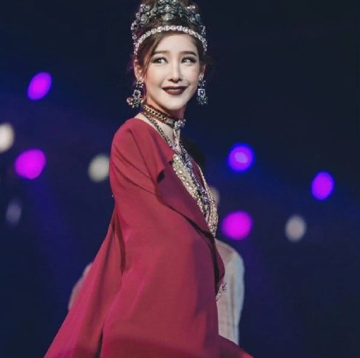 ร้อนฉ่าทุกองศา!"แตงโม"อวดชุดแดงสุดเซ็กซี่บนรันเวย์