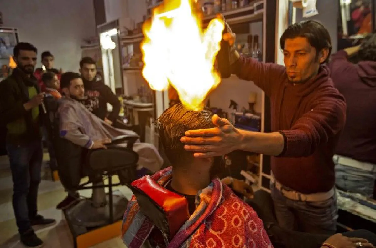 บาร์เบอร์ไฟลุก! เมื่อช่างผมปาเลสไตน์ใช้เปลวไฟแต่งผมลูกค้า