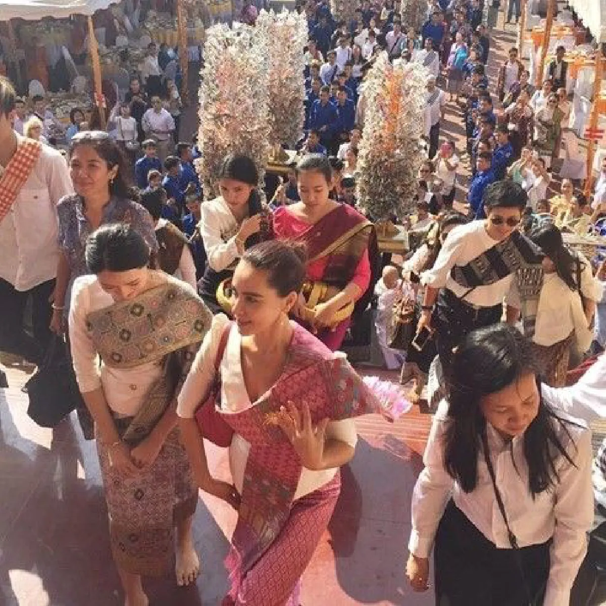 สวยอมตะ! "มาช่า"สวมชุดพื้นเมืองทำบุญมาฆบูชาที่เวียงจันทน์