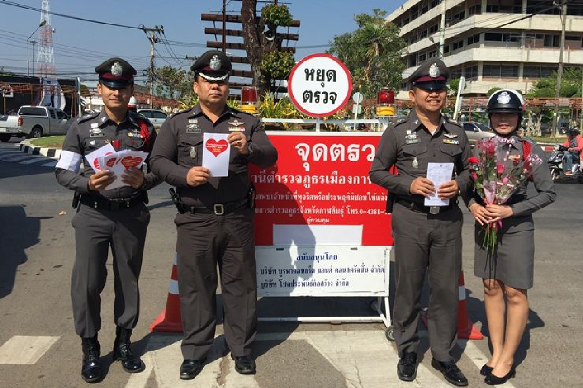 ตำรวจมอบดอกกุหลาบ-ใบเตือนแทนใบสั่งวันแห่งความรัก ตำรวจมอบดอกกุหลาบ-ใบเตือนแทนใบสั่งวันแห่งความรัก