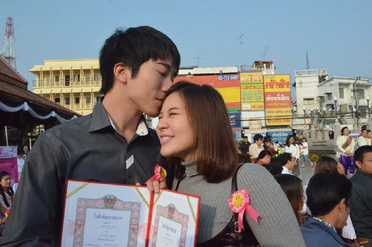 โคราชจัดวาเลนไทน์พา21คู่รักลอดซุ้มประตูชุมพล