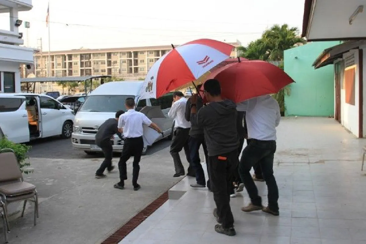ตร.เรียกทีมทนายธรรมกายเข้าพบ ศิษย์ใช้ร่มกระแทกสื่อถาม "ถ่ายทำไม"