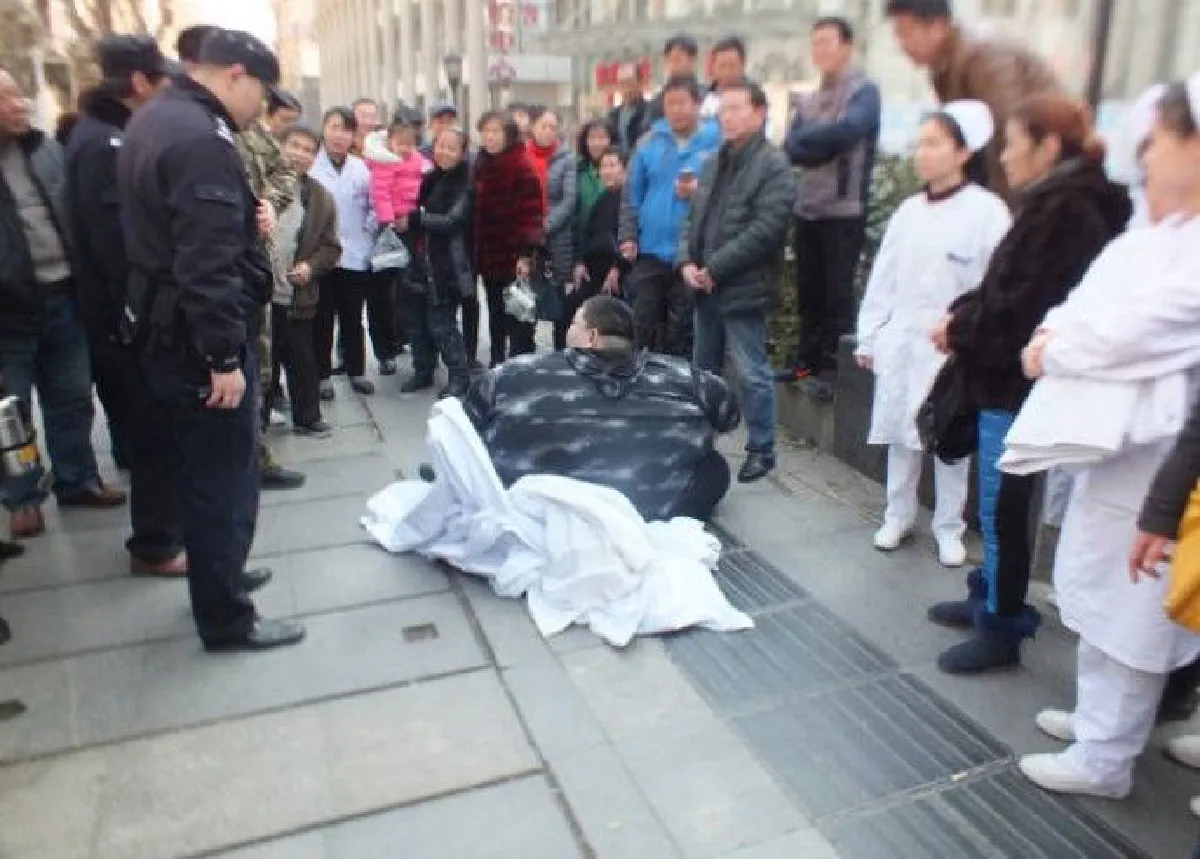 รวมพลังช่วยชายอ้วนหนัก 200 กิโล หลังล้มแล้วลุกไม่ขึ้น!