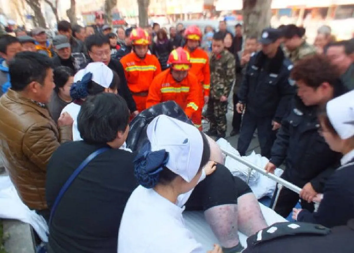 รวมพลังช่วยชายอ้วนหนัก 200 กิโล หลังล้มแล้วลุกไม่ขึ้น!