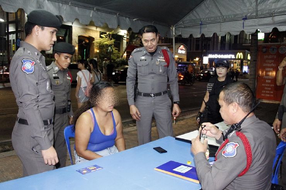 ตำรวจรวบสาวมือไวฉกกระเป๋าเงินนักท่องเที่ยว ตำรวจรวบสาวมือไวฉกกระเป๋าเงินนักท่องเที่ยว