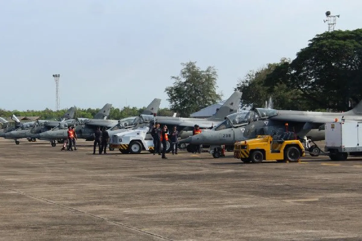 นักบินเครื่องอัลฟ่าเจ็ตดีดตัวตกพื้นเจ็บสาหัส จนท.เร่งสอบสาเหตุ