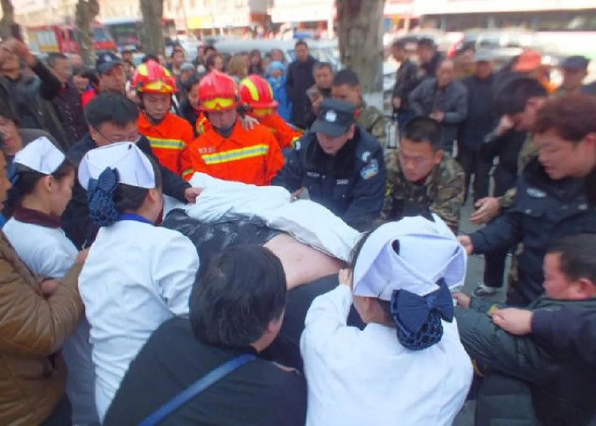 รวมพลังช่วยชายอ้วนหนัก 200 กิโล หลังล้มแล้วลุกไม่ขึ้น!