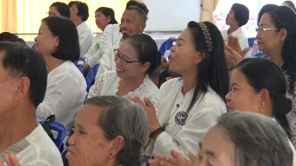 ปลื้ม!ตำรวจจิตอาสาเล่นดนตรีฟรีแถมมอบเงินบริจาคช่วยเหลือ