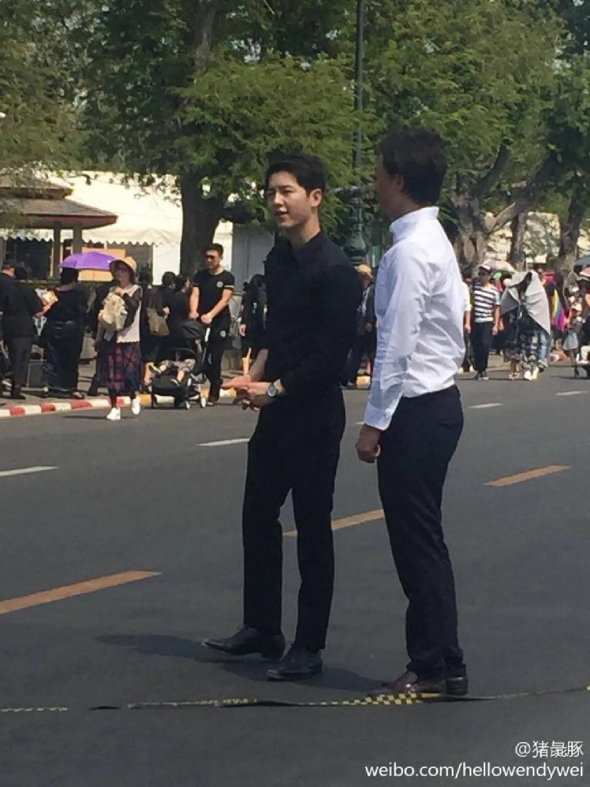 แฟนชาวไทยปลื้ม! ซงจุงกิ ไปสนามหลวงถวายสักการะพระบรมศพ
