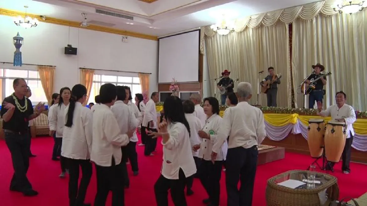 ปลื้ม!ตำรวจจิตอาสาเล่นดนตรีฟรีแถมมอบเงินบริจาคช่วยเหลือ