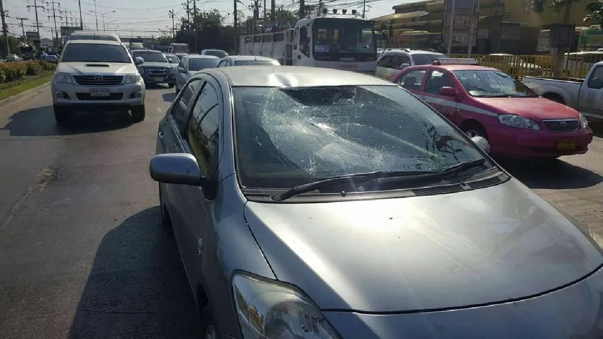 อุบัติเหตุหรือตั้งใจ! หนุ่มกระโดดพุ่งใส่กระจกหน้ารถ