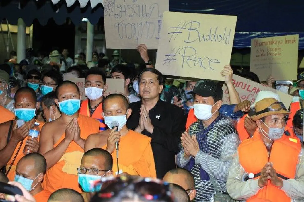 พระ-โยมตั้งแถวสวดมนต์ประจันหน้าเจ้าหน้าที่-จ่อตัดน้ำตัดไฟ