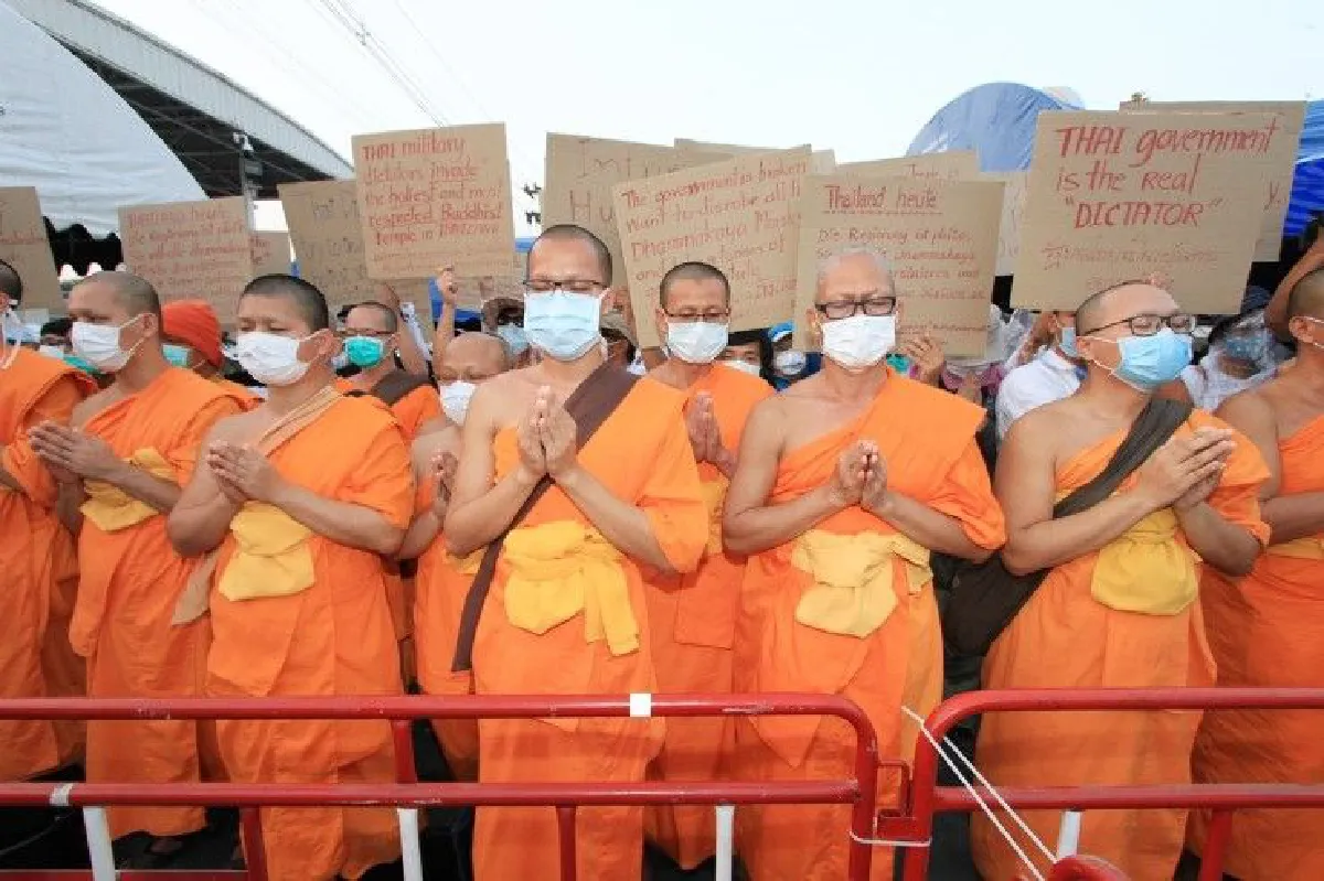 พระ-โยมตั้งแถวสวดมนต์ประจันหน้าเจ้าหน้าที่-จ่อตัดน้ำตัดไฟ