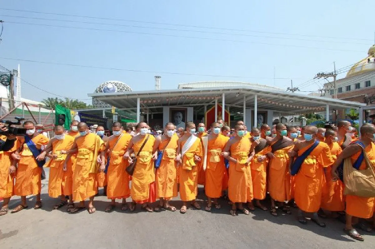 พระสงฆ์-ศิษย์ธรรมกายฮือกดดันเจ้าหน้าที่ ตั้งเต็นท์ขวางถนน
