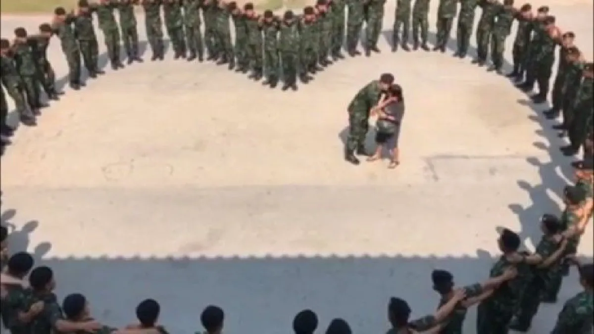 คลิปน่ารัก!พลทหารขอแฟนแต่งงาน ครูฝึก-เพื่อนร่วมเซอร์ไพรส์