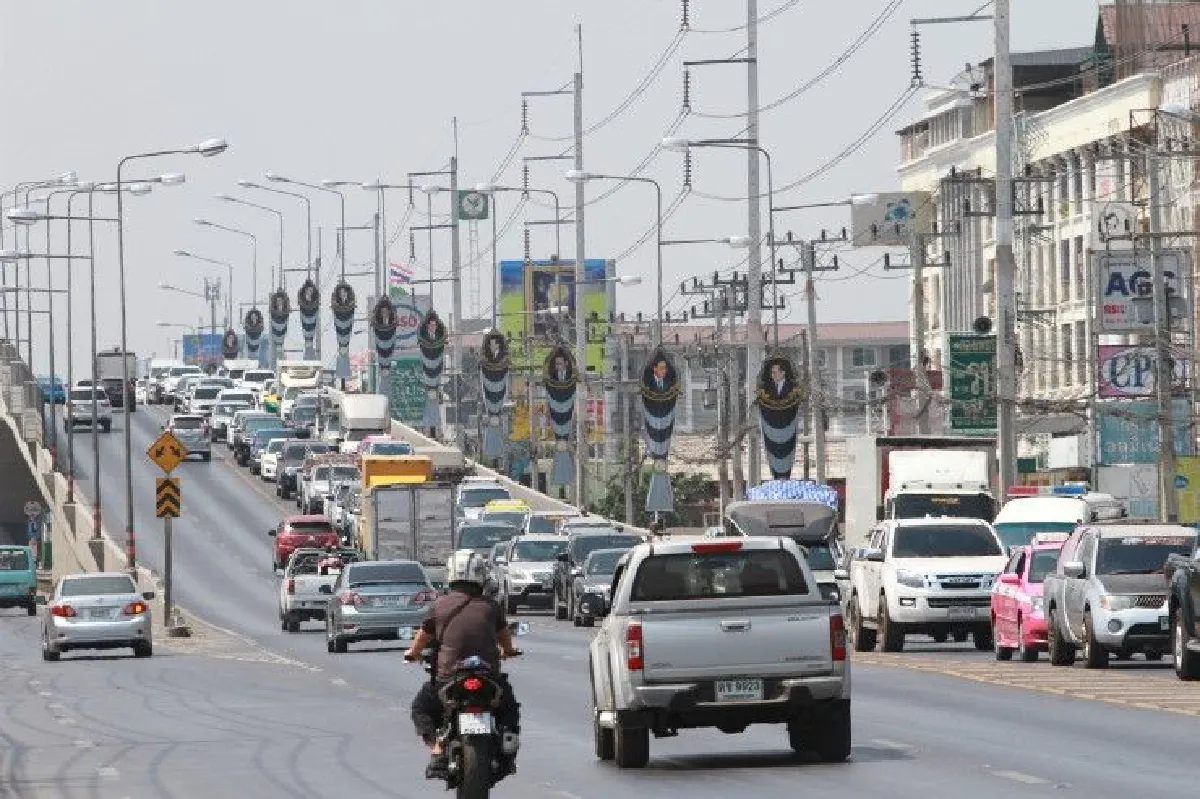 DSIใช้ฮ.บินสำรวจรอบวัดธรรมกาย ศิษย์ปักหลักนั่งสวดมนต์ริมถนน