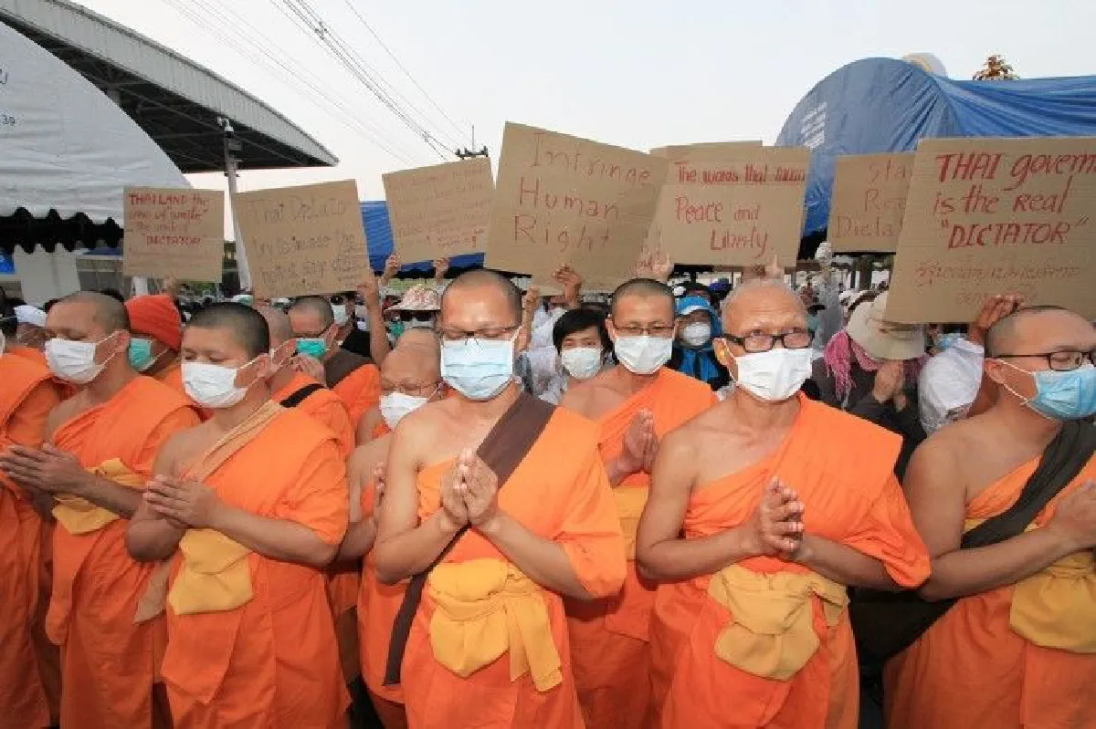 พระ-โยมตั้งแถวสวดมนต์ประจันหน้าเจ้าหน้าที่-จ่อตัดน้ำตัดไฟ