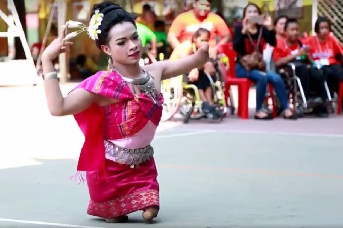 น่าชื่นชม! คลิปสุดยอด "ผู้พิการรำไทย" จากอาชีวพระมหาไถ่ พัทยา