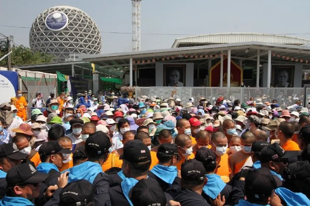 พระสงฆ์-ศิษย์ธรรมกายฮือกดดันเจ้าหน้าที่ ตั้งเต็นท์ขวางถนน