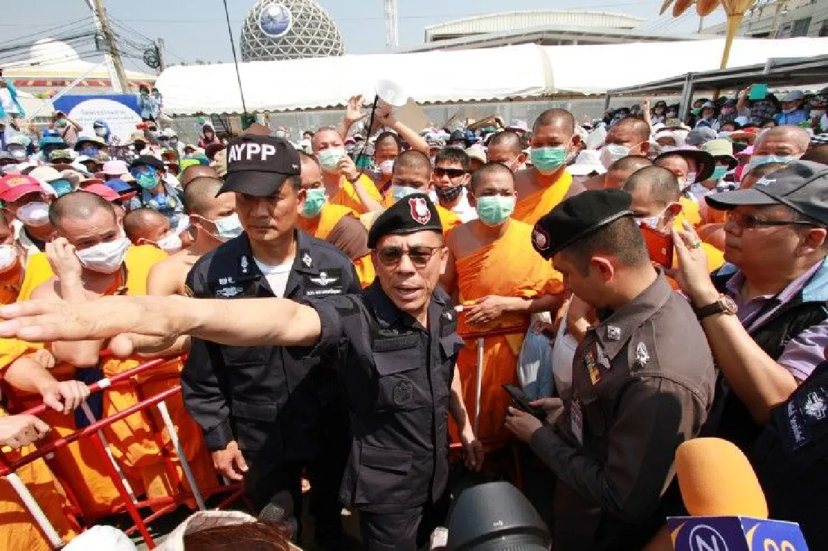 พระสงฆ์-ศิษย์ธรรมกายฮือกดดันเจ้าหน้าที่ ตั้งเต็นท์ขวางถนน