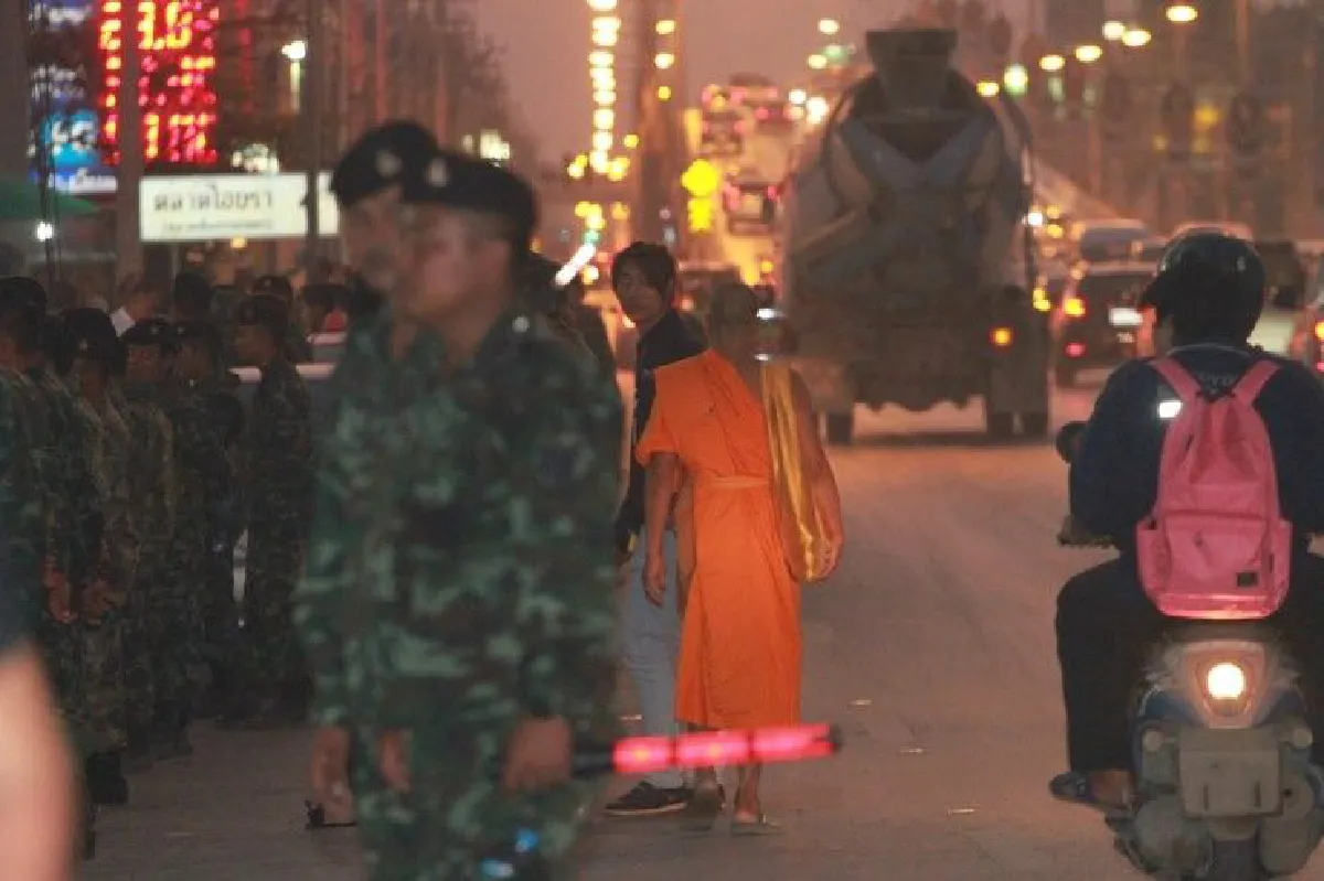 ทหารเข้าตรึงกำลังป้องกันไม่ให้ศิษย์ธรรมกายฝ่าแนวกั้นตำรวจ
