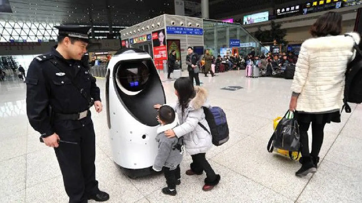 จีนปล่อยหุ่นยนต์ตำรวจลาดตระเวนในสถานีรถไฟเจิ้งโจว
