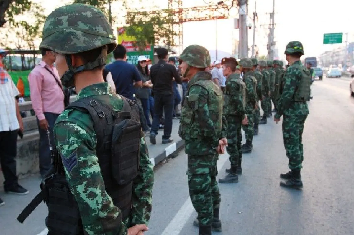 ทหารเข้าตรึงกำลังป้องกันไม่ให้ศิษย์ธรรมกายฝ่าแนวกั้นตำรวจ
