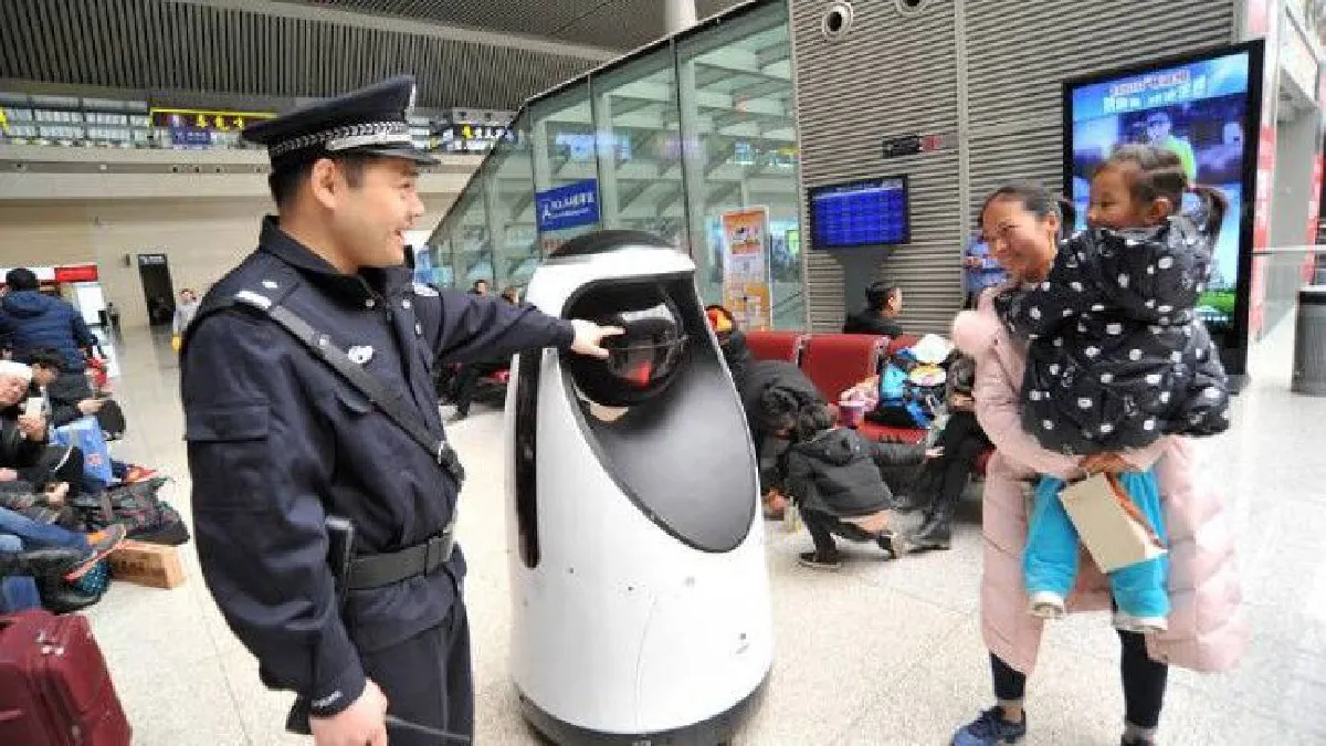 จีนปล่อยหุ่นยนต์ตำรวจลาดตระเวนในสถานีรถไฟเจิ้งโจว