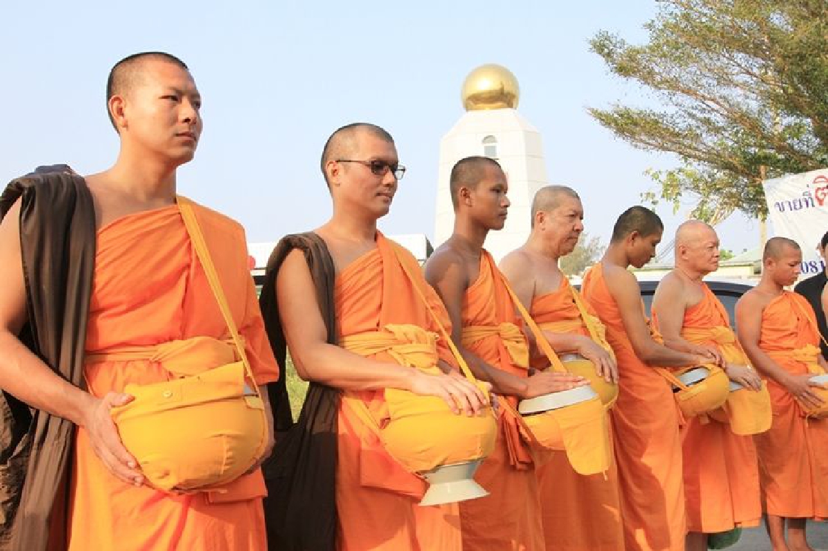 พระวัดพระธรรมกายออกบิณฑบาตรโวยตำรวจให้เดินอ้อม พระวัดพระธรรมกายออกบิณฑบาตรโวยตำรวจให้เดินอ้อม