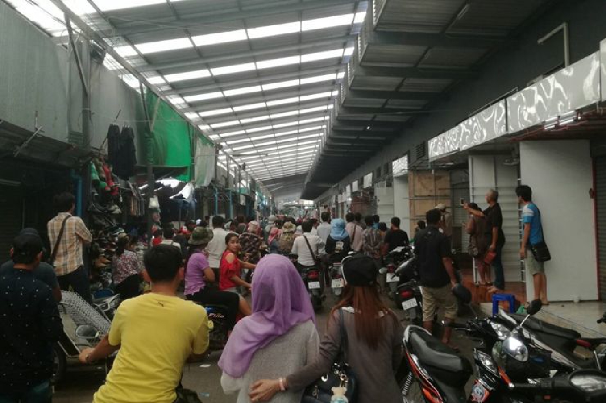 แม่ค้าตลาดโรงเกลือปิดร้านหนีจนท.ปราบสินค้าละเมิดลิขสิทธิ์ แม่ค้าตลาดโรงเกลือปิดร้านหนีจนท.ปราบสินค้าละเมิดลิขสิทธิ์