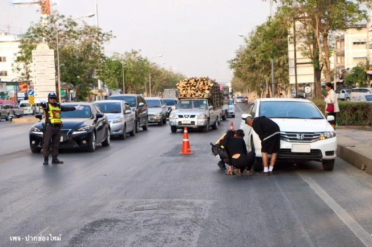 น่าชื่นชม! คุณตำรวจช่วยเปลี่ยนยางรถให้ประชาชน