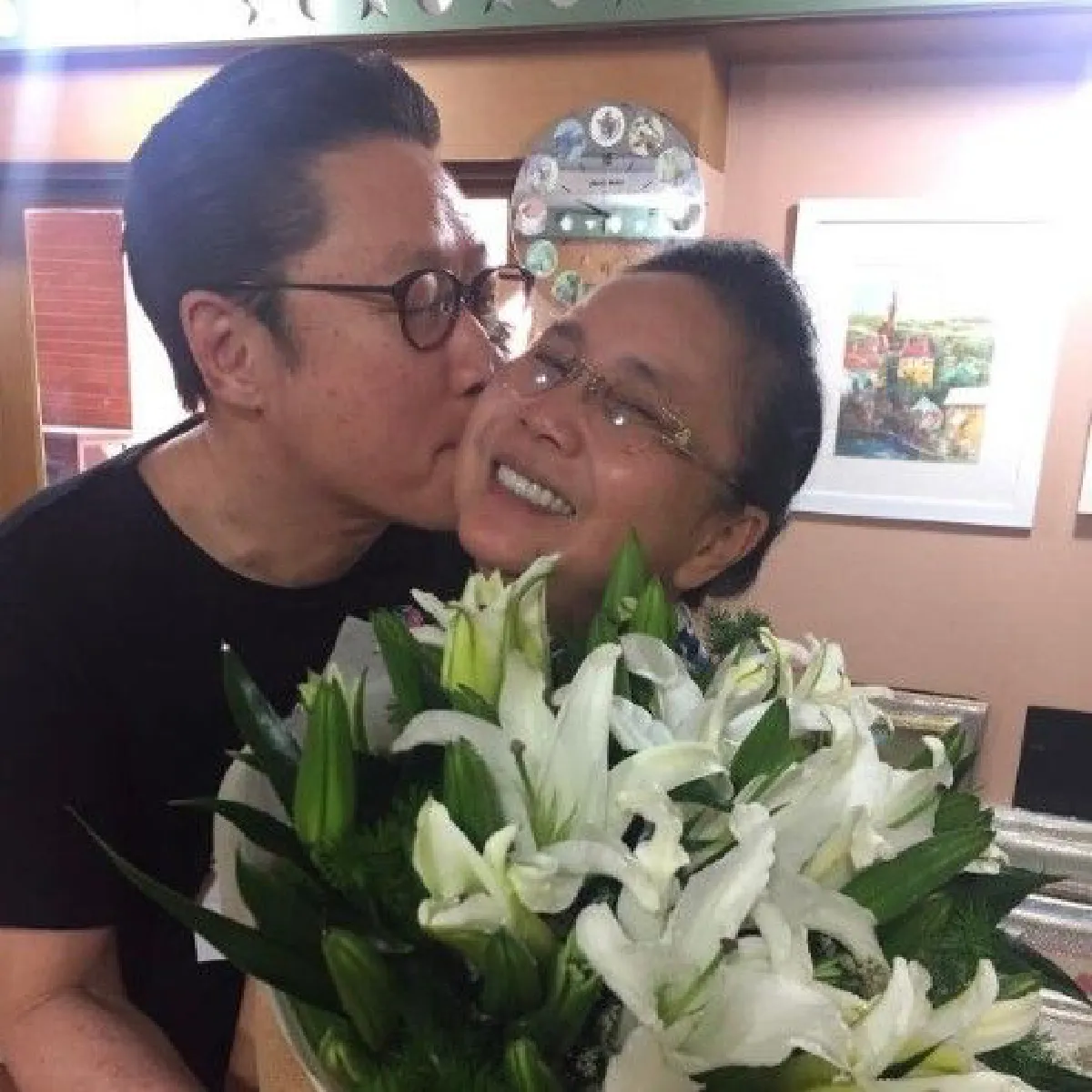 รักเราไม่เก่าเลย"เสี่ยตา"มอบช่อดอกไม้เซอร์ไพรส์ภรรยา