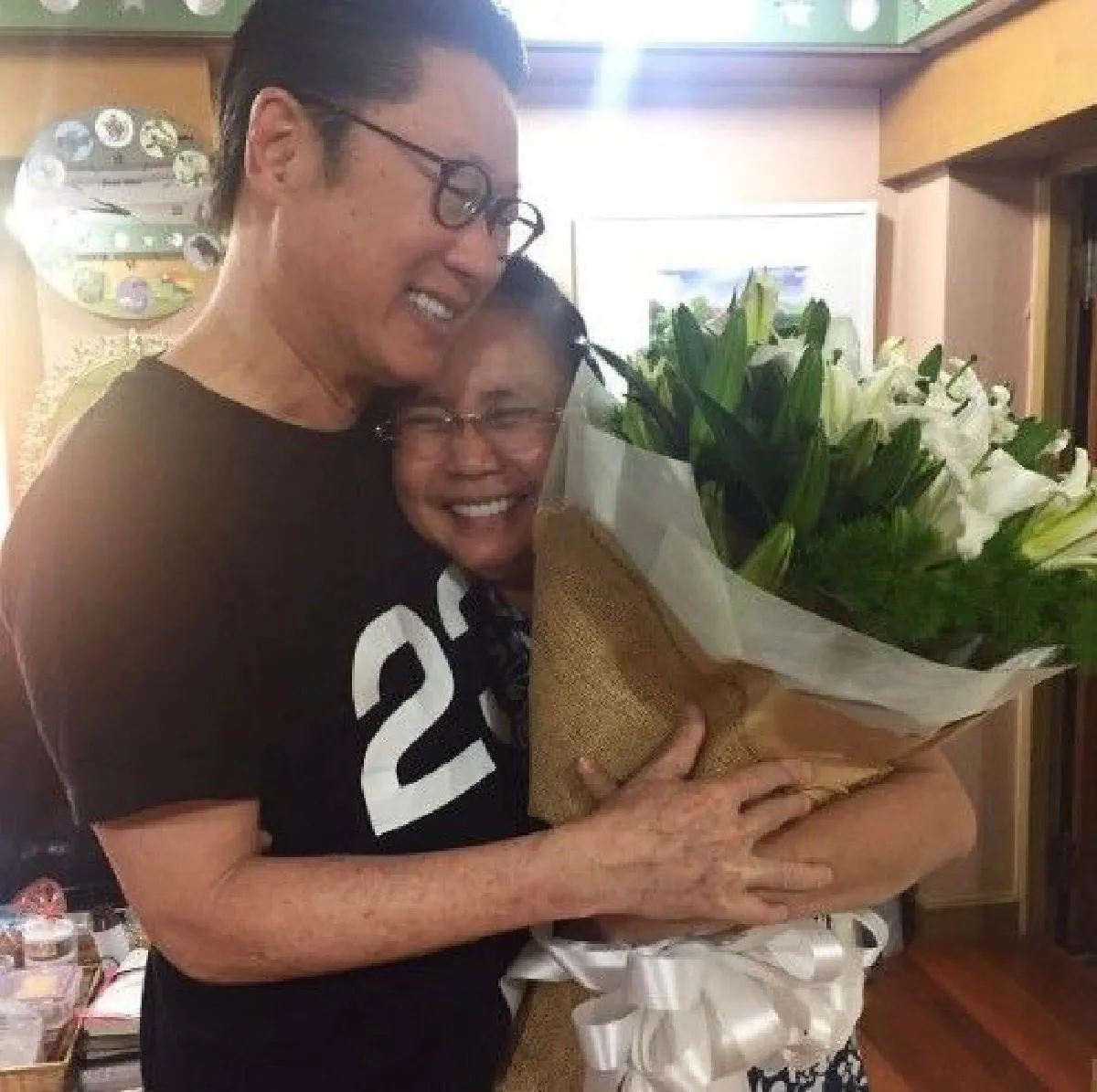 รักเราไม่เก่าเลย"เสี่ยตา"มอบช่อดอกไม้เซอร์ไพรส์ภรรยา