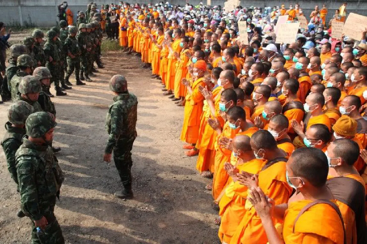 เผชิญหน้า!พระ-ศิษย์ธรรมกายตั้งแถว ผลักดันทหารออกจากพื้นที่
