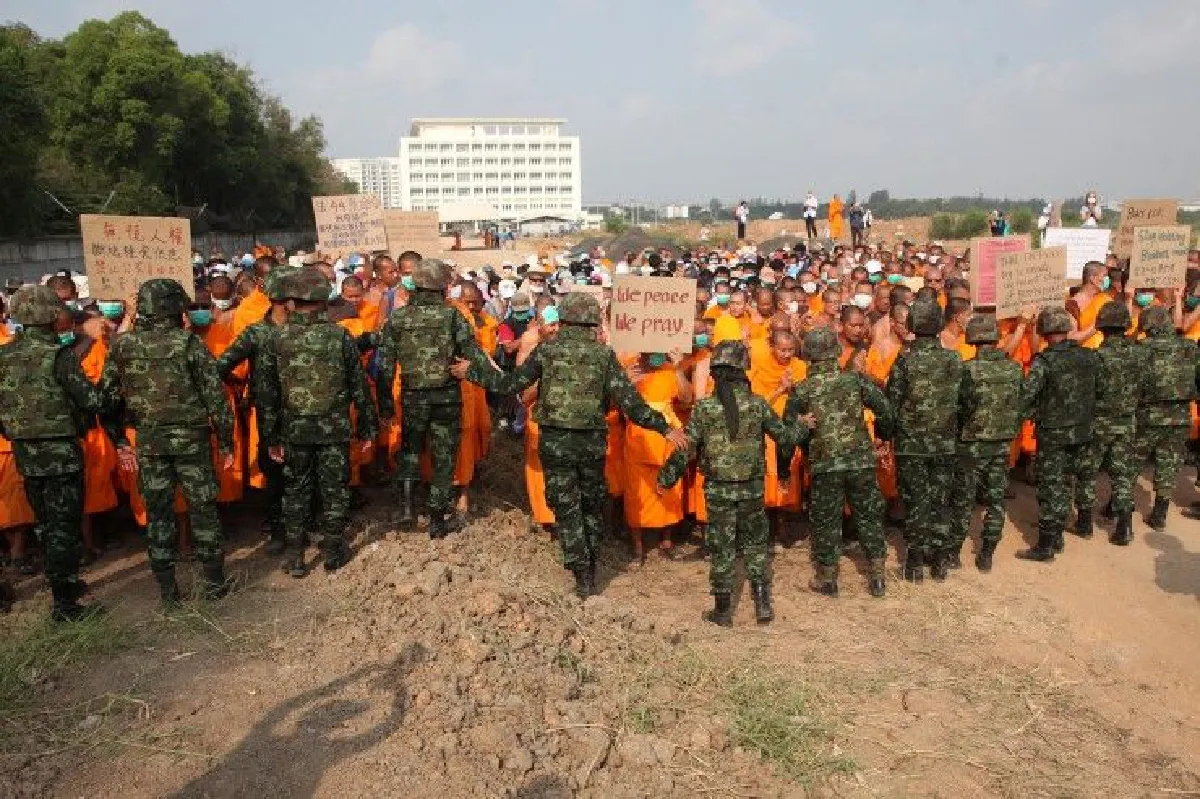 เผชิญหน้า!พระ-ศิษย์ธรรมกายตั้งแถว ผลักดันทหารออกจากพื้นที่