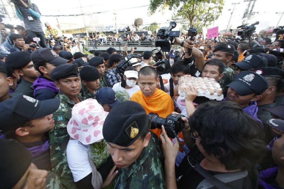 ศิษย์ธรรมกายจัดทอดผ้าป่าส่งเสบียงอาหารเข้าวัด ศิษย์ธรรมกายจัดทอดผ้าป่าส่งเสบียงอาหารเข้าวัด