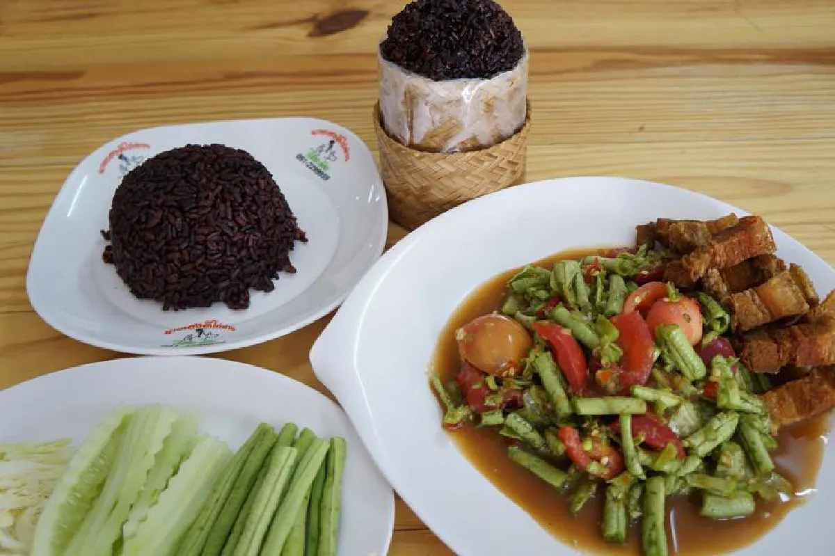 นายเฮงดีไก่ย่างไม้มะดัน ต้นตำรับห้วยทับทัน