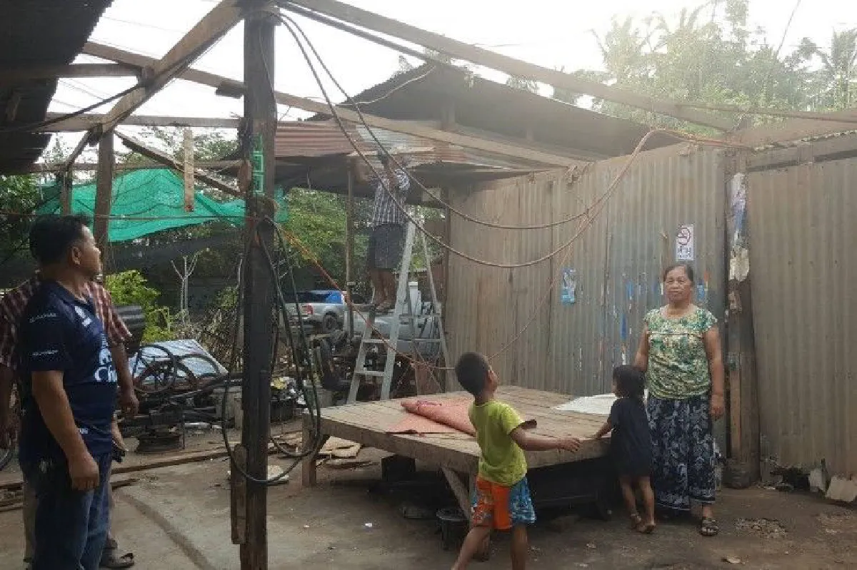 ฝนถล่มบุรีรัมย์บ้านพังหลังคาปลิว