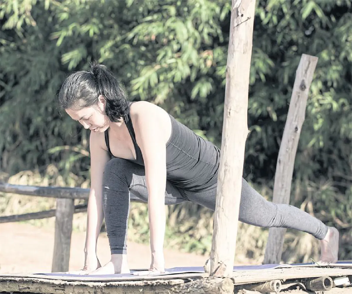 Utthan Pristhasana Variation (The Lizard Pose Variation)