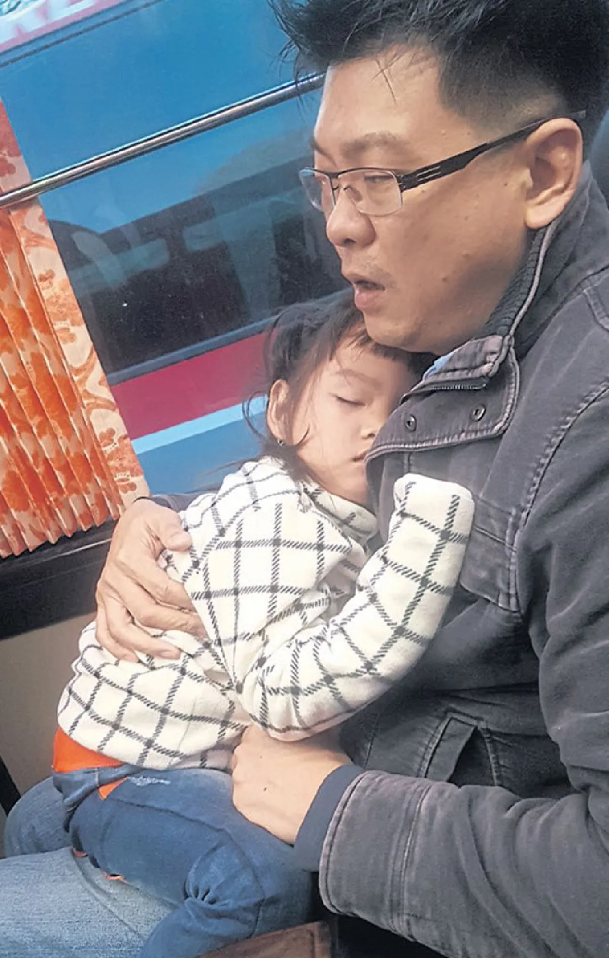 จูงลูกฝ่าลมหนาวที่กรุงโซล