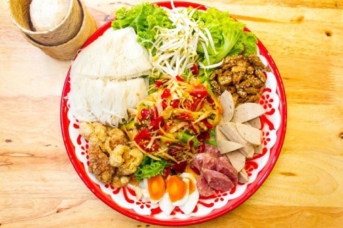 อ้วนเลือดหมูใบยา & ส้มตำป้านาง อร่อยคู่ทูอินวัน อ้วนเลือดหมูใบยา & ส้มตำป้านาง อร่อยคู่ทูอินวัน